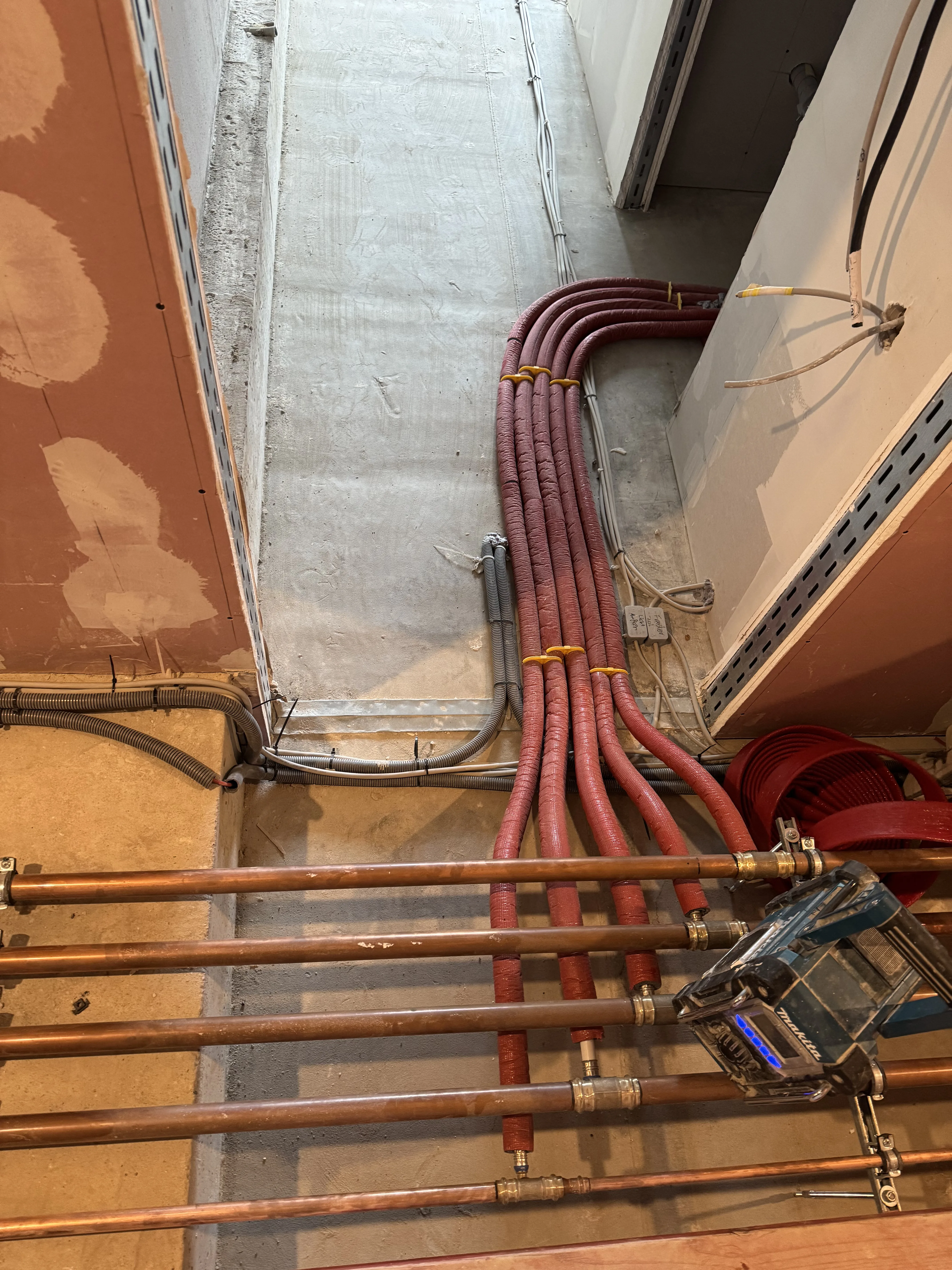 Instalacja przewodów grzewczych w budynku