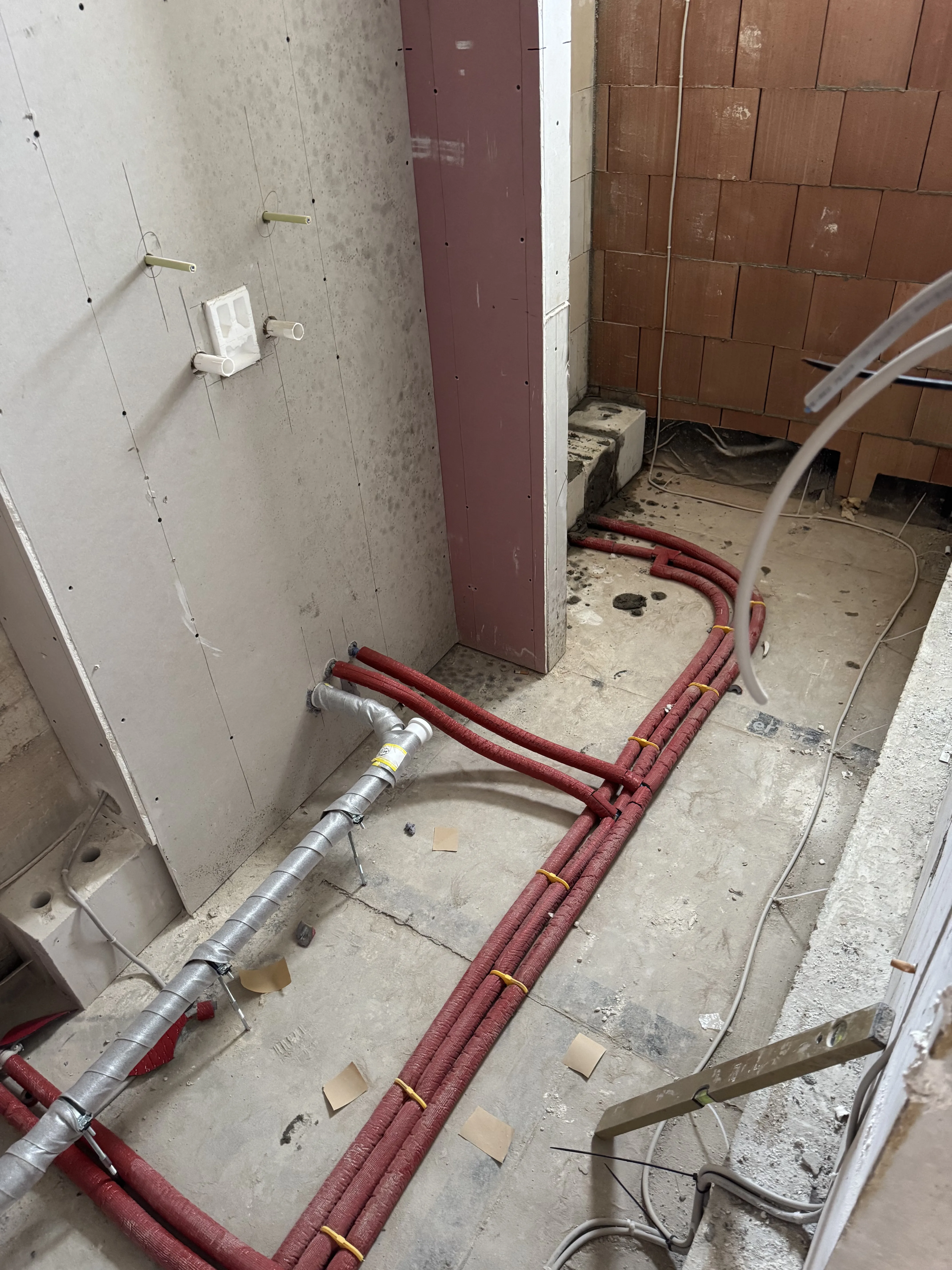 Instalacja rur grzewczych w trakcie budowy