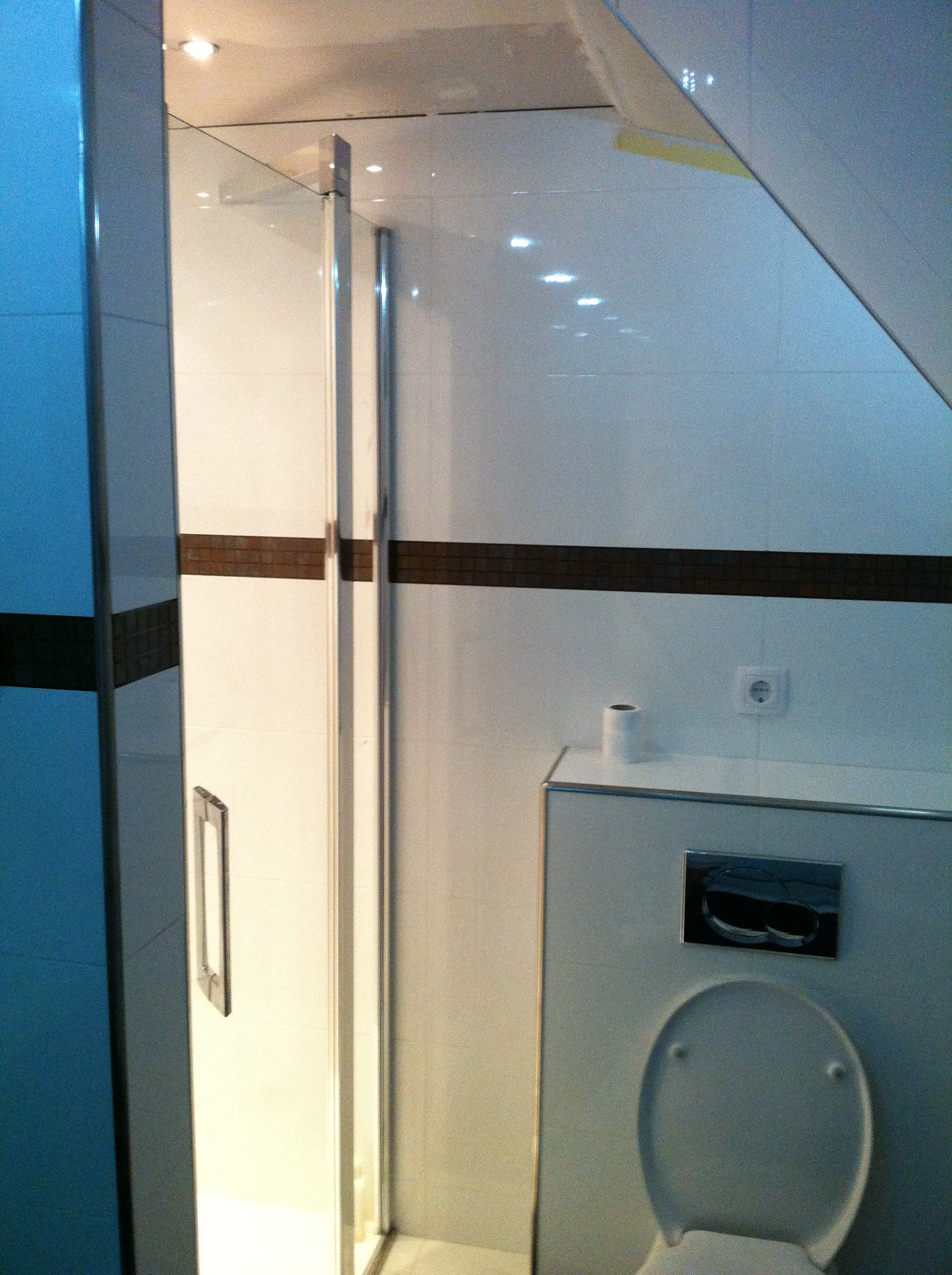 Modernisierte Badsanierung mit Dusche und WC in hellem Design