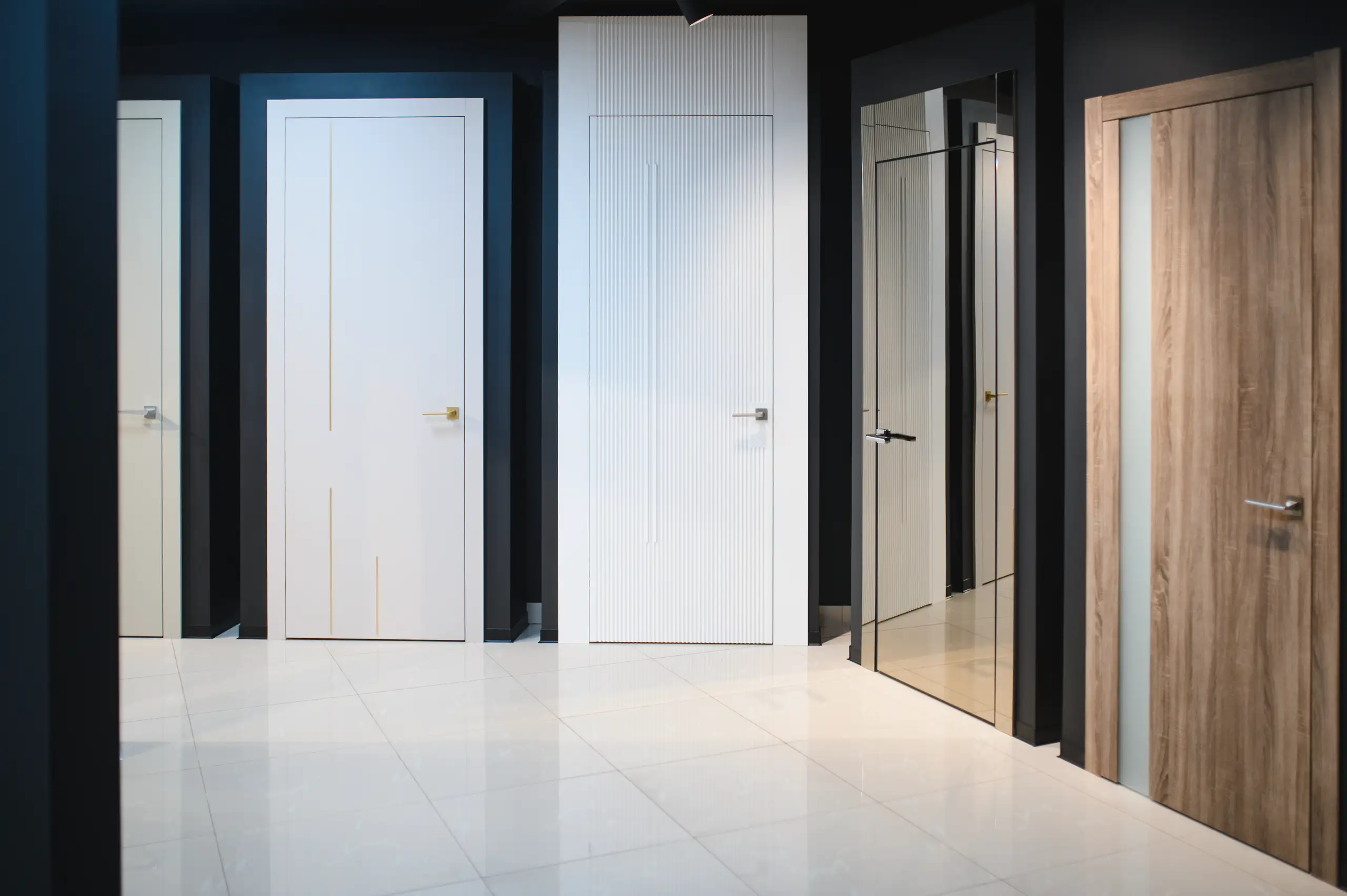 Ausstellung von Innentüren in verschiedenen Designs und Farben