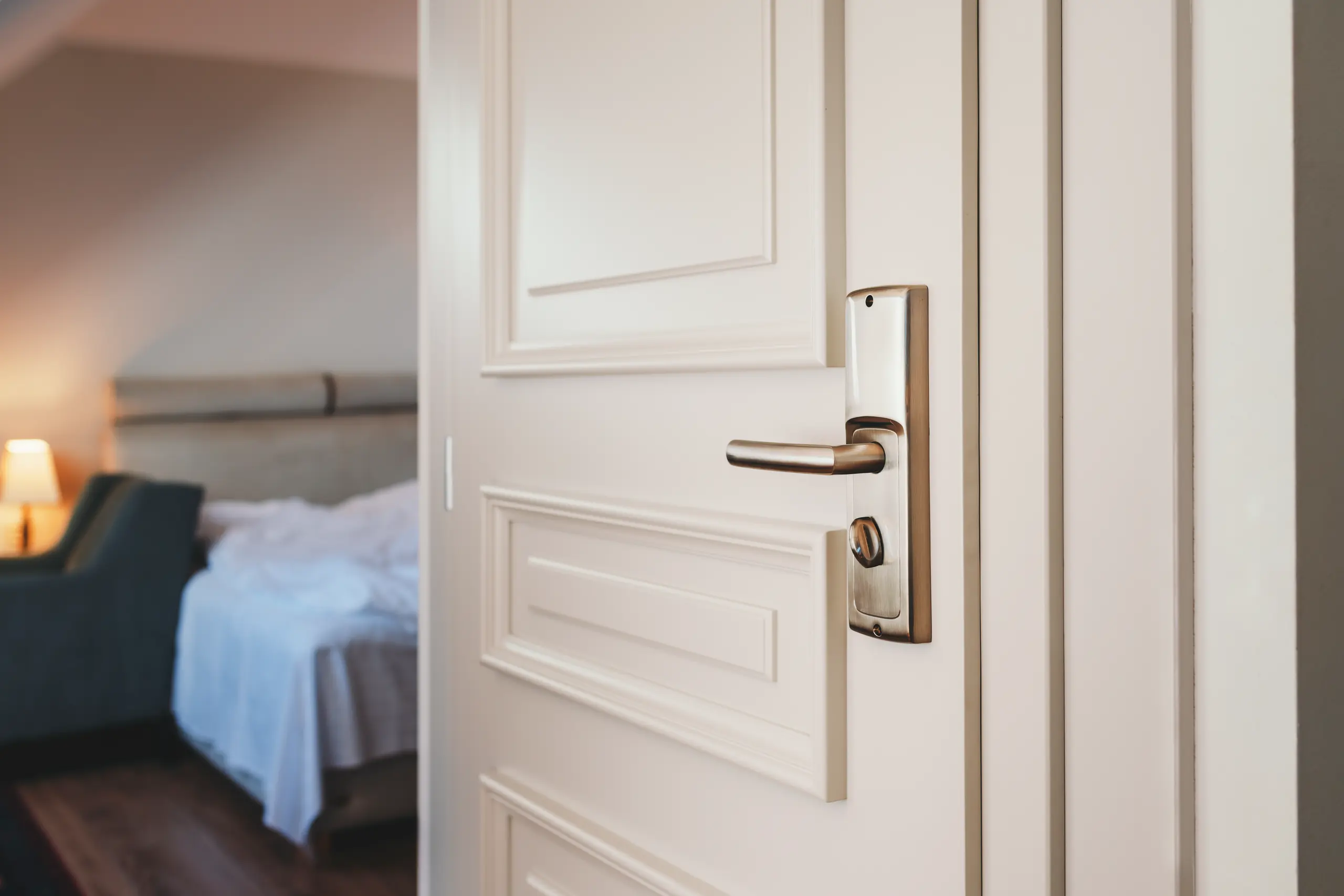 Elegante Innentür mit modernem Türgriff in einem stilvollen Raum